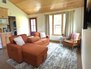 TV - Quiet cabin, hot tub, firepit, no pet fee, NEW, 4 person occ (Hulbert)