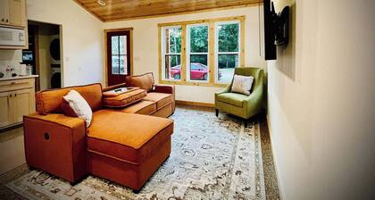 Serene Sunstone Cabin Near Ft. Gibson Lake – Hot Tub, Firepit & Modern Amenities