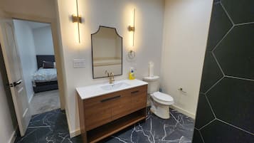 Een douche, een haardroger, handdoeken, zeep