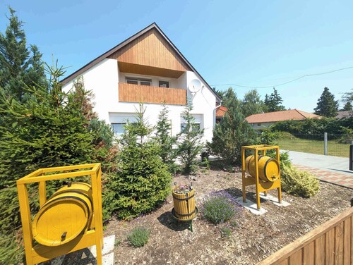 Holiday home with large garden, WLAN and air conditioning