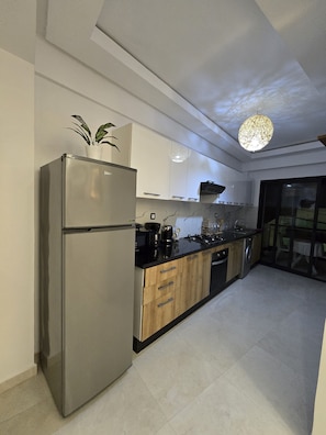 Frigorifero, microonde, forno, piano cottura