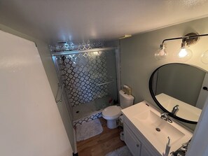 Dusche, Handtücher, Toilettenpapier