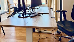 Un espace de bureau moderne comprenant un bureau, un ordinateur et une chaise.
