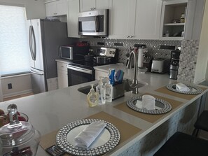 Een koelkast, een microgolfoven, een oven, een kookplaat