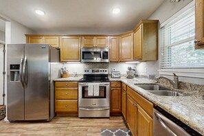 Kylskåp, mikrovågsugn, ugn och spishäll