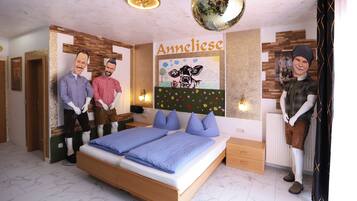 Schreibtisch, laptopgeeigneter Arbeitsplatz, kostenloses WLAN