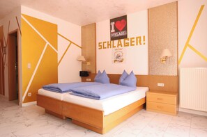 Schreibtisch, laptopgeeigneter Arbeitsplatz, kostenloses WLAN