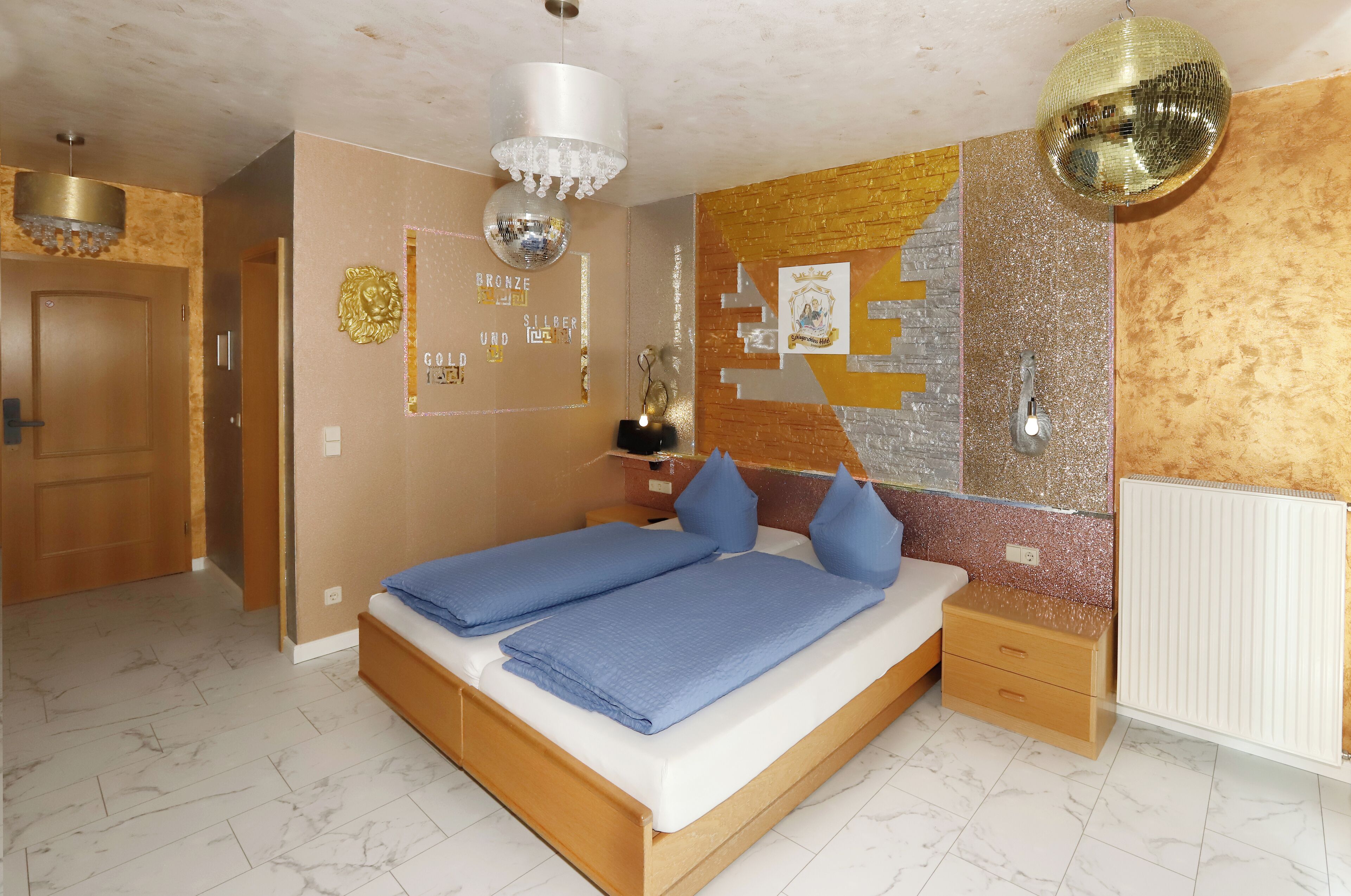 Une chambre à coucher comprenant un lit, une table de chevet et un mur agrémenté d’éléments décoratifs.