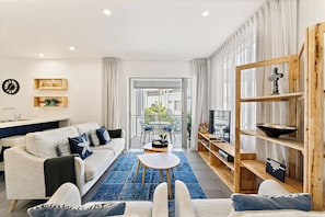 Apartamento Deluxe, 2 habitaciones, vistas a la piscina | Zona de estar