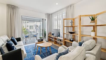 Deluxe Apartment, 2 Bedrooms, Pool View | Living area