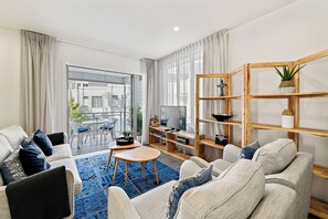 Deluxe appartement, 2 slaapkamers, uitzicht op zwembad | Woonruimte