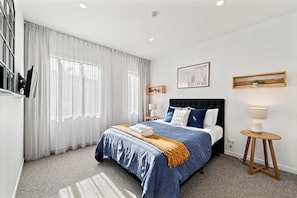 Apartamento Deluxe, 2 habitaciones, vistas a la piscina | Tabla de planchar con plancha y wifi gratis