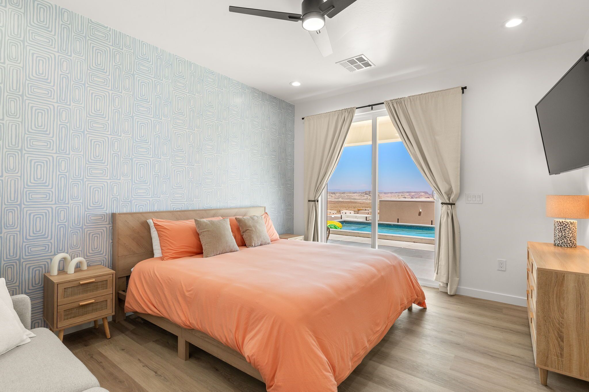 4 habitaciones, tabla de planchar con plancha, wifi y ropa de cama 