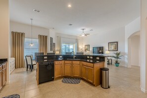 Fridge, microwave, oven, stovetop - Luxury Resort Pool Home, 2 Master Suites, Great Views & Games Room. Disney 10 Miles (Davenport)