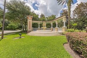 Property grounds - Luxury Resort Pool Home, 2 Master Suites, Great Views & Games Room. Disney 10 Miles (Davenport)