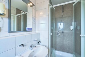 Shower, pengering rambut, handuk, dan sabun