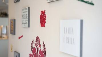 Bữa sáng buffet hàng ngày (9.9 EUR/mỗi người)