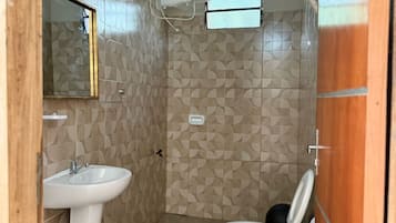 Regadera, toallas, jabón, papel de baño