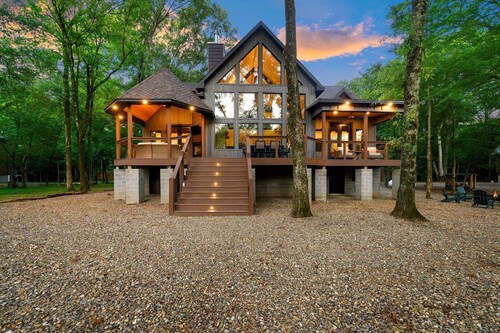 Riverfront 3 bedroom cabin with game/bunkroom and apartment above