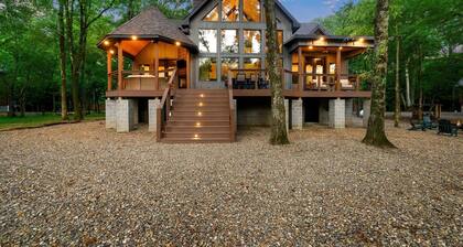 Riverfront 3 bedroom cabin with game/bunkroom and apartment above