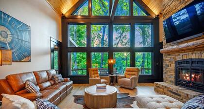 Riverfront 3 bedroom cabin with game/bunkroom and apartment above