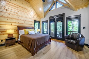4 bedrooms, iron/ironing board, free WiFi, bed sheets - Riverfront 3 bedroom cabin with game/bunkroom and apartment above (Broken Bow)