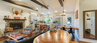 Modern Cabin ~ Cozy Fireplace ~ Large Fully Fenced Yard