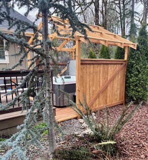 Outdoor spa tub - Modern Cabin ~ Cozy Fireplace ~ Large Fully Fenced Yard (Mount Hood Village)