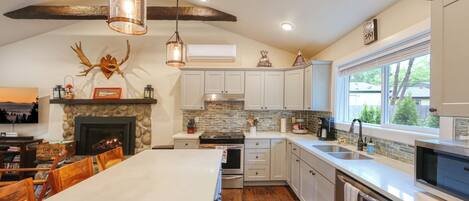 Een koelkast, een microgolfoven, een oven, een kookplaat