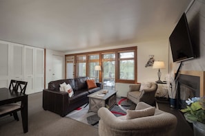 Apartment, Mehrere Betten, Terrasse, Gartenblick (Cozy Cascade Retreat) | Wohnbereich