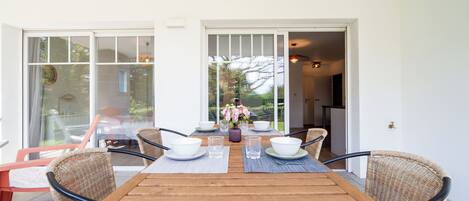 تناول الطعام بالخارج