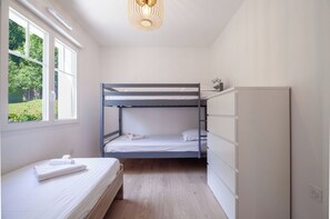 2 chambres, fer et planche à repasser, Wi-Fi, draps fournis