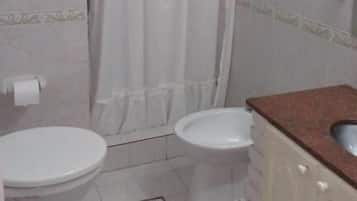 Shower, pengering rambut, handuk, dan sabun