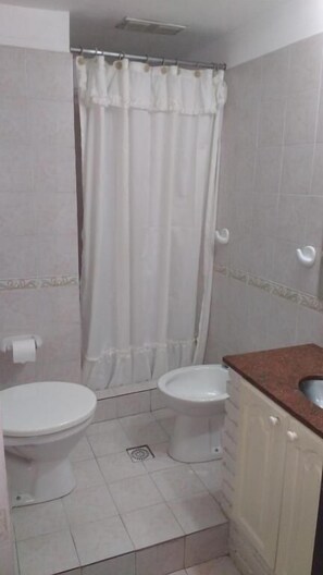 Shower, hair dryer, towels, soap - Lihuel Hotel (Villa Carlos Paz)