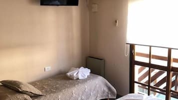 Habitació triple | Caixa forta a l'habitació, cortines opaques i planxa i posts de planxar