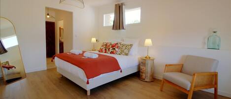 5 slaapkamers, een strijkplank/strijkijzer, reisbedje, internet