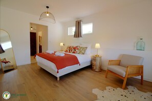 5 habitaciones, tabla de planchar con plancha, cuna de viaje y internet