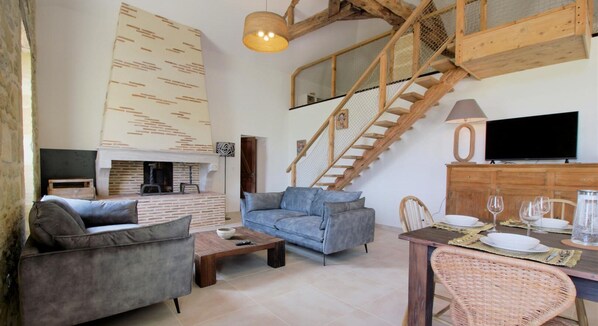 Televisión y chimenea