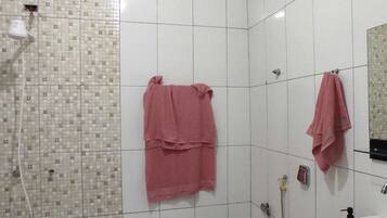 Shower, bidet, towels, toilet paper