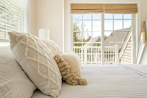 2 bedrooms, iron/ironing board, WiFi, bed sheets - CasaBianca-Pool/FitnessCenter/Hiking/GameRoom (Arundel)