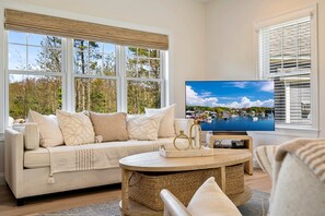 Living area - CasaBianca-Pool/FitnessCenter/Hiking/GameRoom (Arundel)