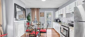 Charming 2 BR vintage duplex upstairs apartment in Historic Portsmouth AC & WIFI