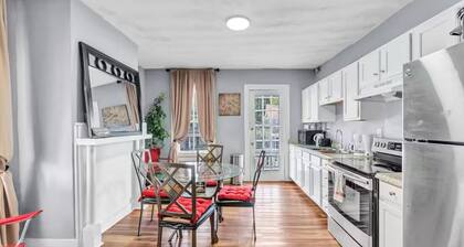 Charming 2 BR vintage duplex upstairs apartment in Historic Portsmouth AC & WIFI