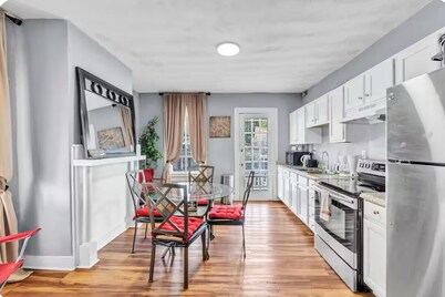 Charming 2 BR vintage duplex upstairs apartment in Historic Portsmouth AC & WIFI