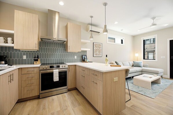 冷蔵庫、電子レンジ、オーブン、コンロ