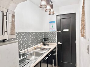 Frigorífico, microondas, placa de cocina y cafetera o tetera