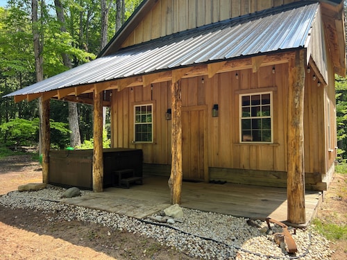 Charming 3-bedroom cabin with WiFi and AC in delightful Wetmore