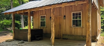 Charming 3-bedroom cabin with WiFi and AC in delightful Wetmore