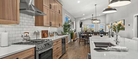 冷蔵庫、電子レンジ、オーブン、コンロ