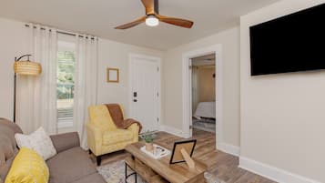 1 habitación, tabla de planchar con plancha, wifi y ropa de cama